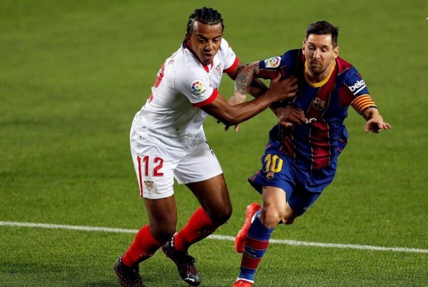 Kounde (trái) từng gây ra rất nhiều khó khăn cho Messi