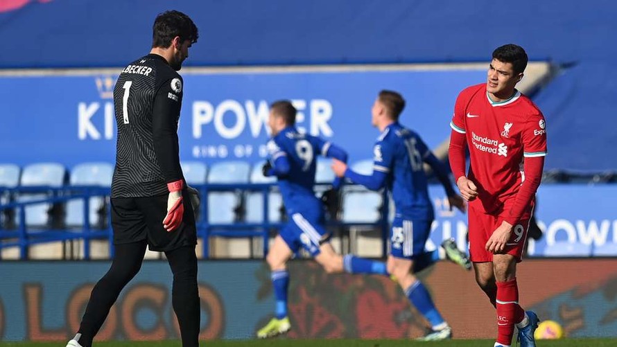 Hàng thủ Liverpool có thêm màn trình diễn thảm họa.