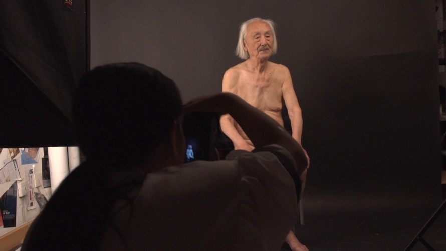 Showbiz 7/7: Cụ ông 89 tuổi làm mẫu khỏa thân là ai?
