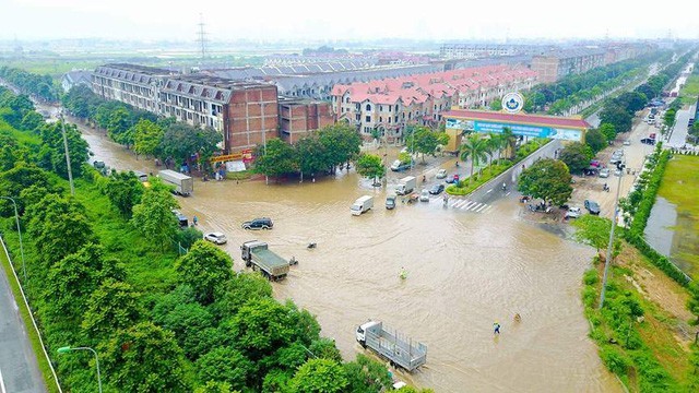 Cảnh tượng ngập sâu tại khu vực đại lộ Thăng Long vào năm 2017
