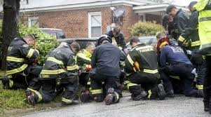 Lính cứu hỏa Mỹ quỳ gối khi giải cứu bất thành hai mẹ con trong bão