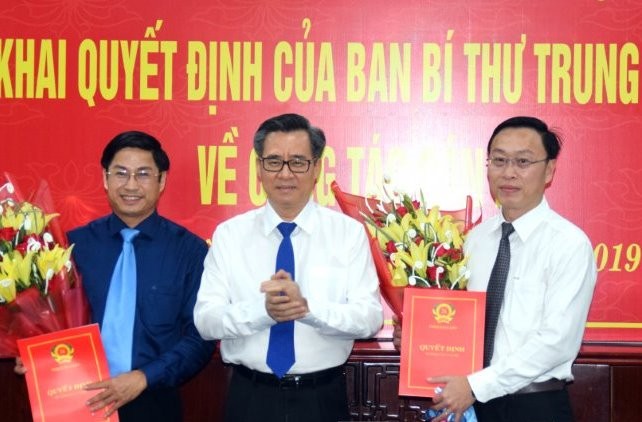Bí thư Tỉnh ủy Bạc Liêu trao quyết định và chúc mừng đồng chí Tạ Trung Dũng, Huỳnh Hữu Trí.