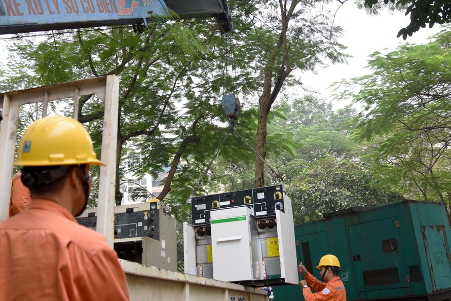 Công nhân viên Công ty Điện lực Cầu Giấy tiến hành thay tủ RMU của trạm biến áp Di dân Dịch Vọng 6