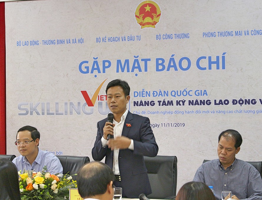 Thứ trưởng LĐ-TB&XH Lê Quân chia sẻ về gắn kết giữa trường nghề và doanh nghiệp. 