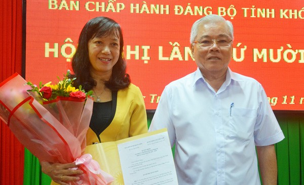 Bí thư Tỉnh ủy Sóc Trăng Phan Văn Sáu trao quyết định và chúc mừng đồng chí Phạm Lệ Lam. 