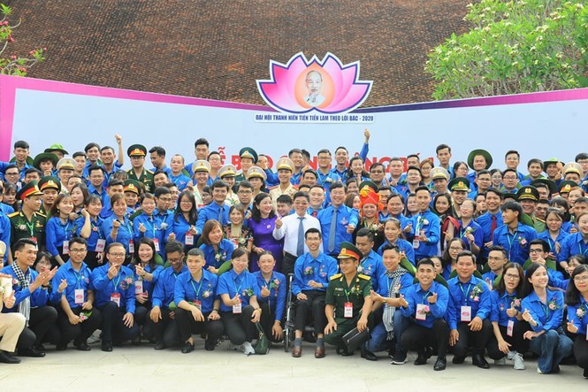 Các đại biểu dự Đại hội Thanh niên tiên tiến làm theo lời Bác lần thứ VI năm 2020 chụp ảnh lưu niệm tại Khu di tích Chủ tịch Hồ Chí Minh. Ảnh: Xuân Tùng
