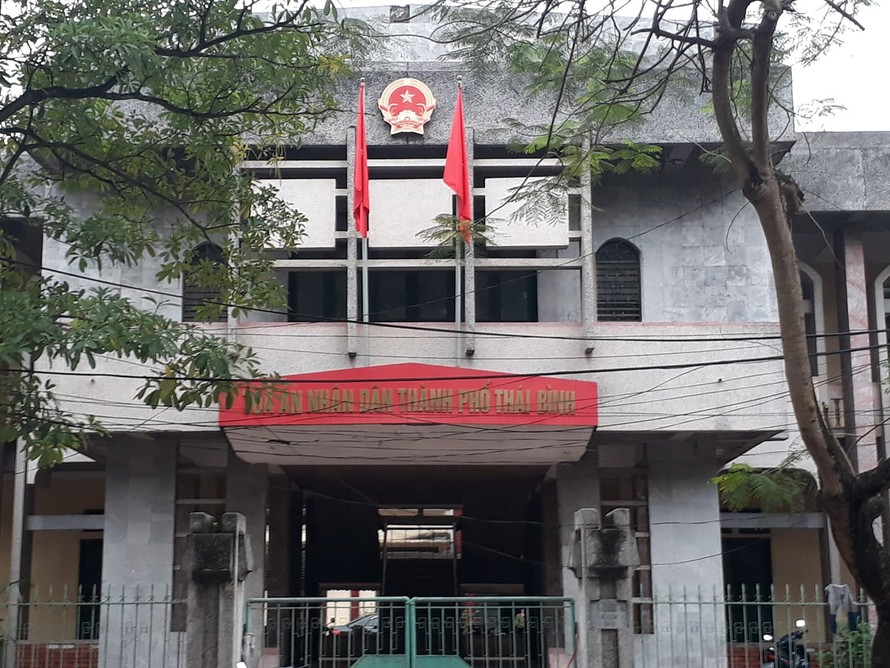 Toà án thành phố Thái Bình hoãn phiên sơ thẩm vụ hiếp dâm nữ sinh lớp 9 - Ảnh: Hoàng Long
