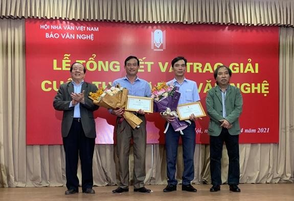 Lãnh đạo Hội Nhà văn Việt Nam chúc mừng 2 tác giả đoạt giải cao nhất của cuộc thi; Tác giả Tòng Văn Hân (thứ 2 từ trái sang) và tác giả Nguyễn Văn Song (thứ 2 từ phải sang)