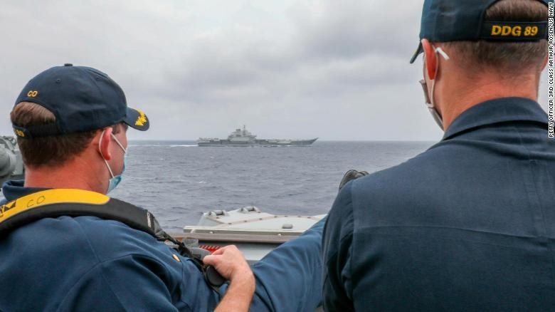 Các sỹ quan hải quân Mỹ theo dõi tàu sân bay Liêu Ninh từ tàu khu trục tên lửa dẫn đường USS Mustin hôm 4/4. Ảnh: CNN