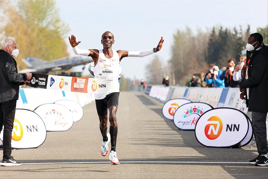 Vua marathon Eliud Kipchoge trở lại ngôi vương 