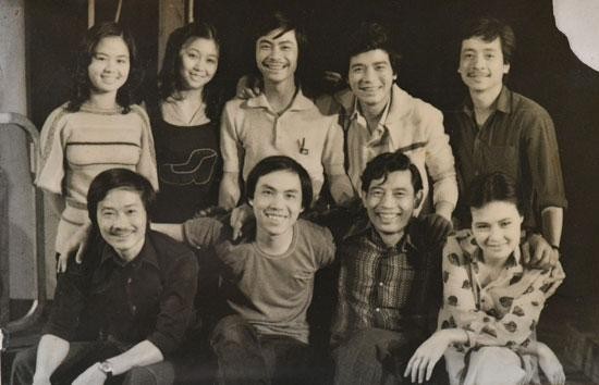 Ông Tạo (hàng trên, thứ hai từ phải sang) cạnh nhà viết kịch Lưu Quang Vũ