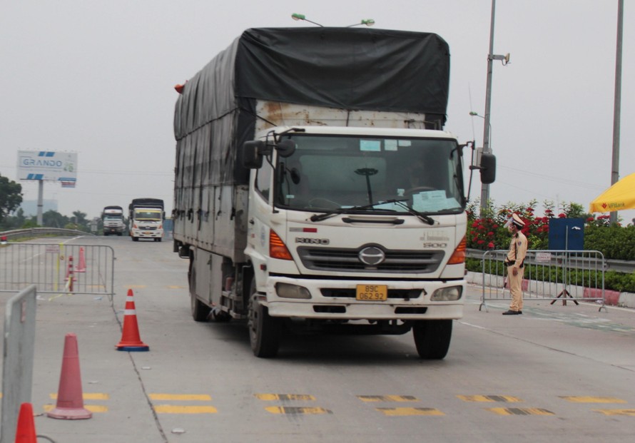 Xe chở hàng thiết yếu được công an thành phố Hà Nội ưu tiên đi luồng xanh để vào thành phố Hà Nội. Ảnh: Trọng Đảng