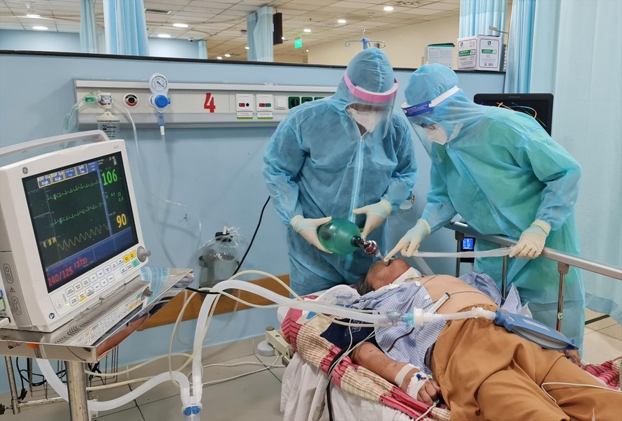 Bác sĩ nỗ lực cứu chữa bệnh nhân COVID-19