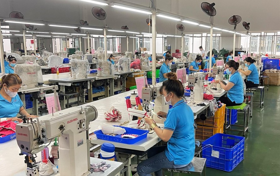Công nhân trong nhà máy của doanh nghiệp FDI duy trì sản xuất trong đại dịch. Ảnh: VGP