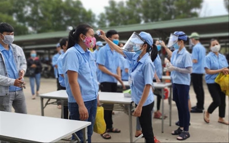Một DN “3 tại chỗ” ở Hà Nội kiểm tra thân nhiệt cho công nhân trước khi vào ca