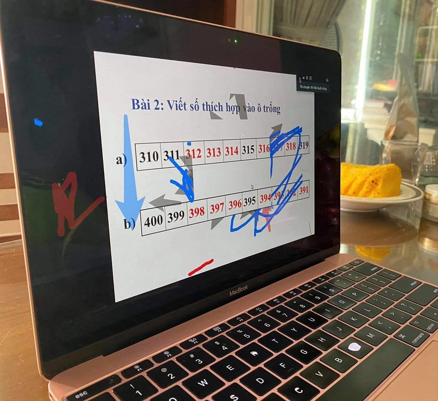 Một học sinh lớp 3 ở Hà Nội vẽ bẩn lên màn hình trong giờ học trực tuyến