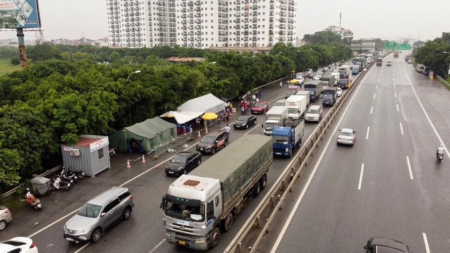 Hạn chế giao thương, đi lại - nguy cơ nền kinh tế bị đứt gãy (Ảnh chốt kiểm soát dịch COVID-19 gần cầu Phù Đổng, Hà Nội). Ảnh: Mạnh Thắng