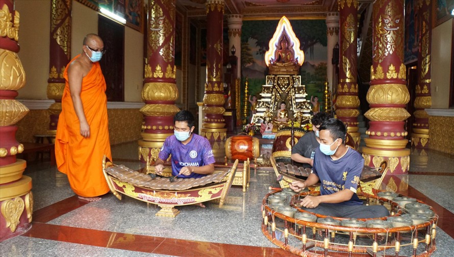 Thượng tọa Lý Hùng, Trụ trì chùa Pitu Khôsa Răngsây hướng dẫn học trò cách chơi nhạc ngũ âm. Ảnh: Hòa Hội