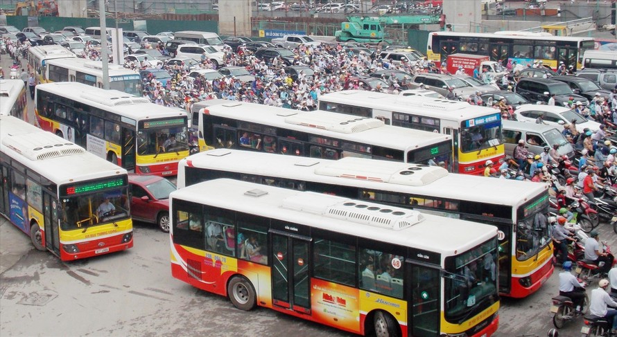 Vận tải công cộng Hà Nội mới đạt 17,3% và đang chỉ trông chờ vào xe buýt. Ảnh: Anh Trọng