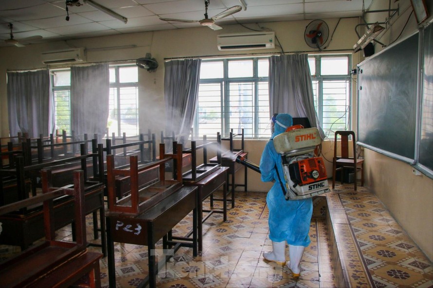 Trường học vệ sinh, khử khuẩn đón học sinh. Ảnh: NGUYỄN DŨNG