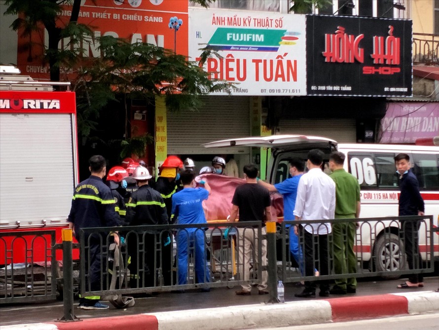 Lực lượng chức năng đưa thi thể nạn nhân đầu tiên ra khỏi hiện trường ngày 4/4 Ảnh: Thanh Hà 