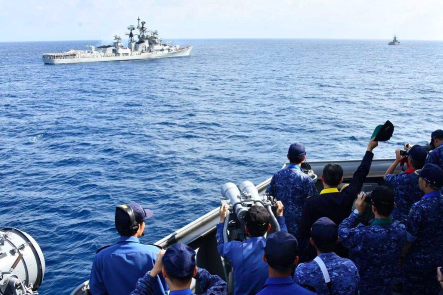 Hình ảnh một cuộc tập trận chung của hải quân Ấn Độ và Nhật Bản ảnh: Twitter 