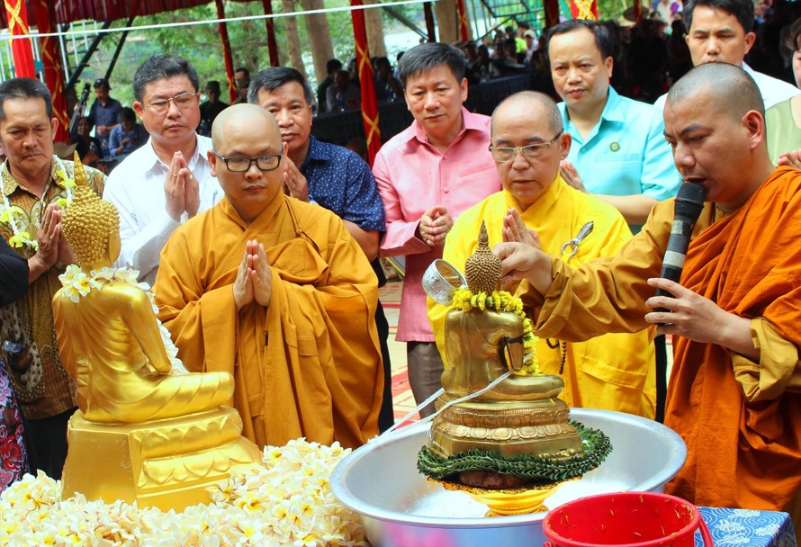 Nghi lễ tắm Phật trong lễ hội Bunpimay 