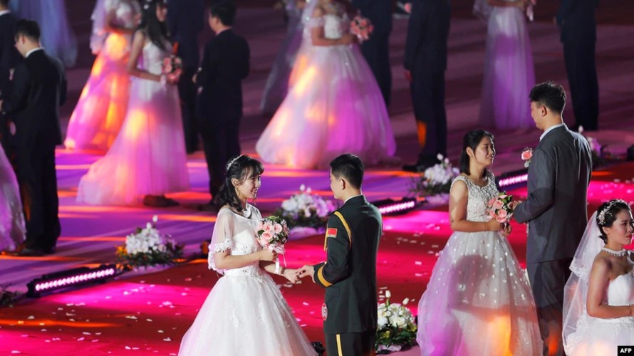 Một lễ cưới tập thể được tổ chức tại Đại học Đông Bắc, thành phố Thẩm Dương