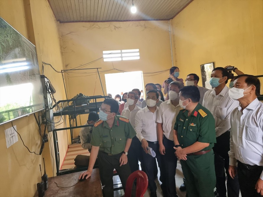 Thứ trưởng Bộ Y tế Nguyễn Trường Sơn kiểm tra phòng dịch tại tỉnh Tiền Giang ngày 27/4 Ảnh: Tuấn Dũng 