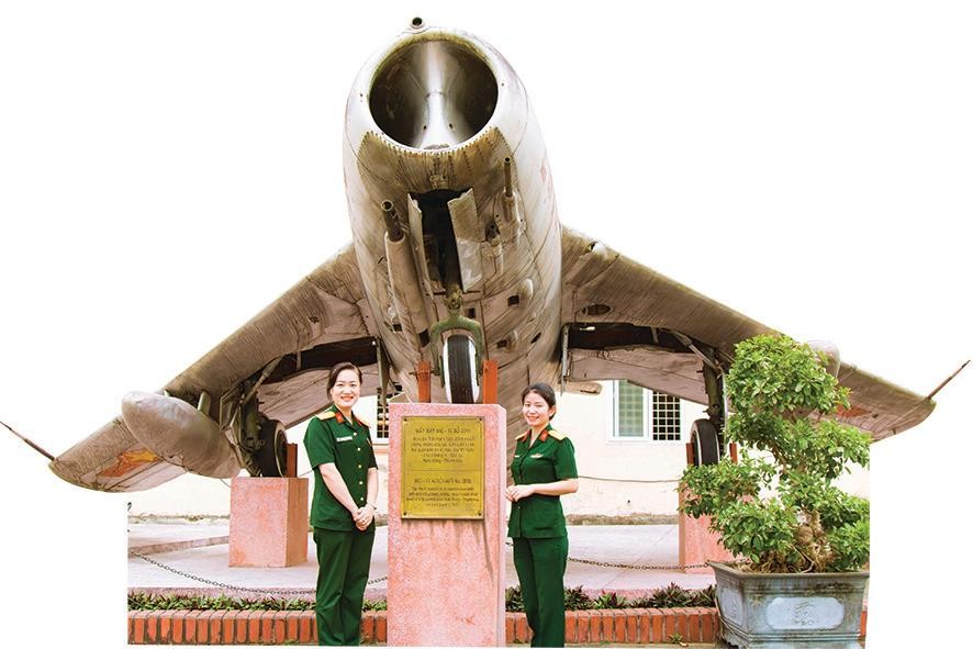 Hai nữ thuyết minh viên Nguyễn Thị Quỳnh Hương (trái) và Nguyễn Thị Vân Anh (phải) tại một máy bay chiến đấu trưng bày trong bảo tàng