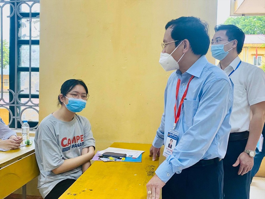 Ông Mai Văn Trinh, Cục trưởng Cục Quản lý chất lượng - Bộ GD&ĐT, động viên thí sinh tại điểm thi Trường THPT Bình Xuyên (Vĩnh Phúc) ngày 8/7 Ảnh: Anh Minh 