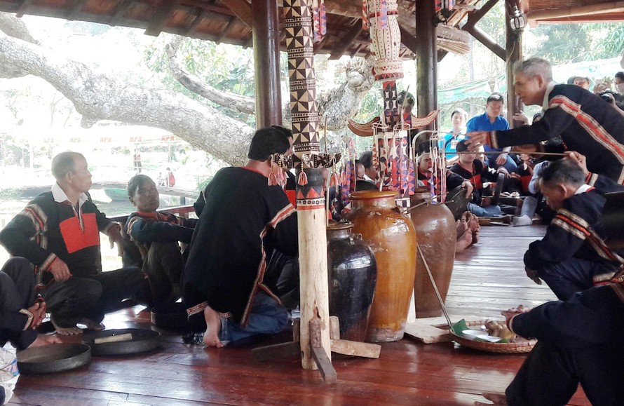  Già làng và bà con uống rượu cần trong lễ kết nghĩa anh em của dân tộc Ê Đê 