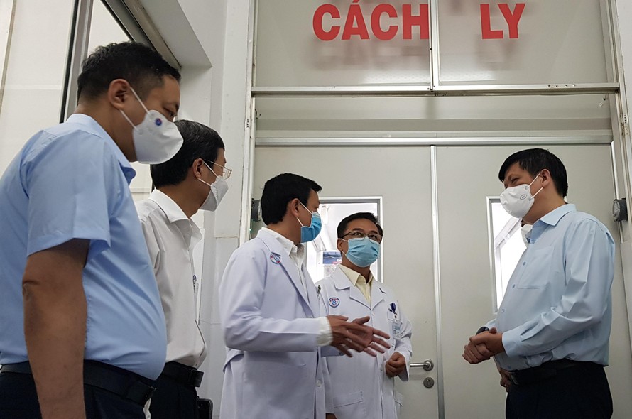 Bộ trưởng Bộ Y tế Nguyễn Thanh Long kiểm tra khu điều trị bệnh nhân COVID-19 Ảnh: Vân Sơn 