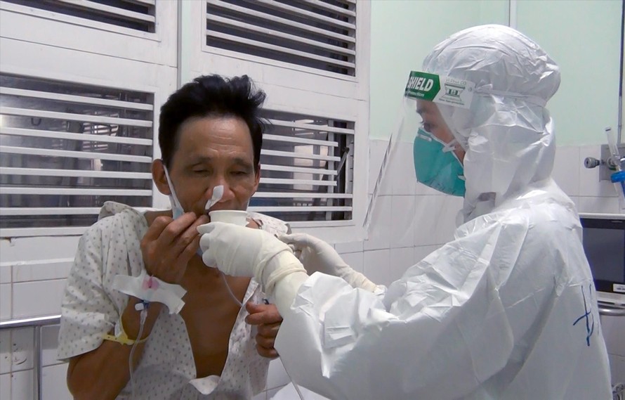 Điều dưỡng Ức Mi Sa chăm sóc bệnh nhân chuẩn bị chuyển viện