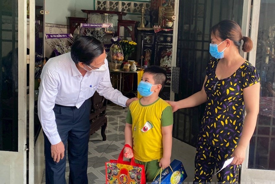 Chủ tịch UBND TPHCM Phan Văn Mãi tặng quà cho trẻ mồ côi