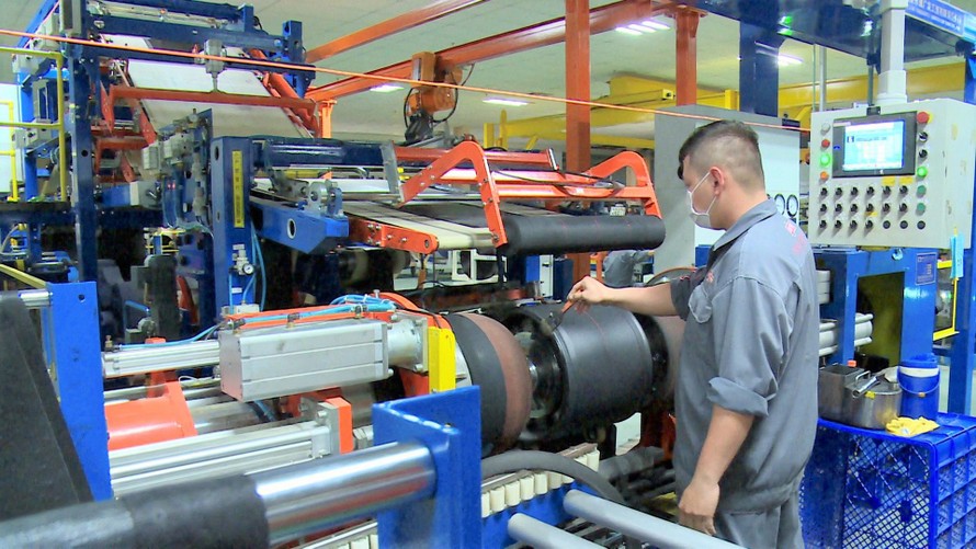 Công nhân tại doanh nghiệp triển khai “3 tại chỗ” ở Bình Dương Ảnh: Hương Chi