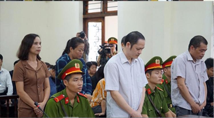 Các bị cáo trong phiên tòa xét xử gian lận thi cử tại Hà Giang 