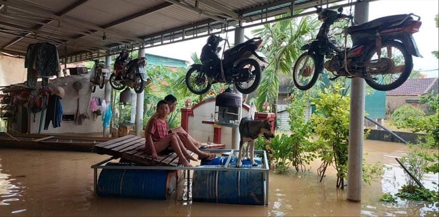 Người dân Quảng Bình đối phó ngập lụt