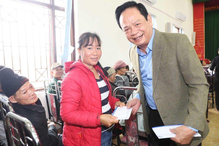 “Chúa đảo” trong một lần tặng quà Tết cho người nghèo ở Quảng Ninh