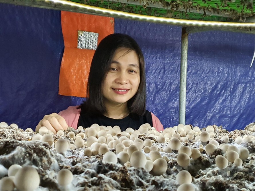  Chị Thảo trong ngôi nhà của nấm. Ảnh: Giang Thanh 