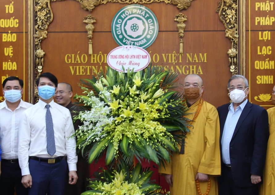 Bí thư T.Ư Đoàn Nguyễn Ngọc Lương tặng hoa chúc mừng Giáo hội Phật giáo Việt Nam 