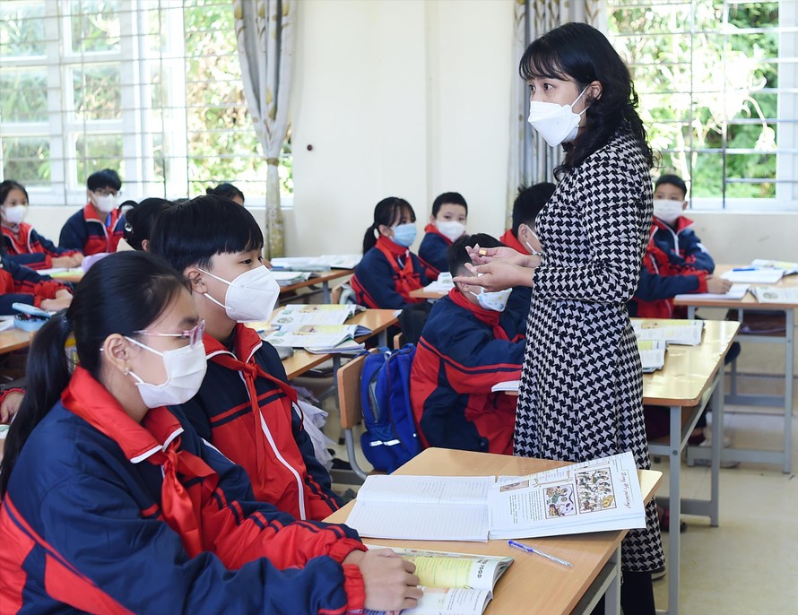 Cô giáo Bành Ngọc Thủy, Trường THCS thị trấn Lộc Bình, có nhiều sáng kiến tổ chức các hoạt động giúp học sinh yêu thích học ngoại ngữ. Ảnh: Xuân Tùng 