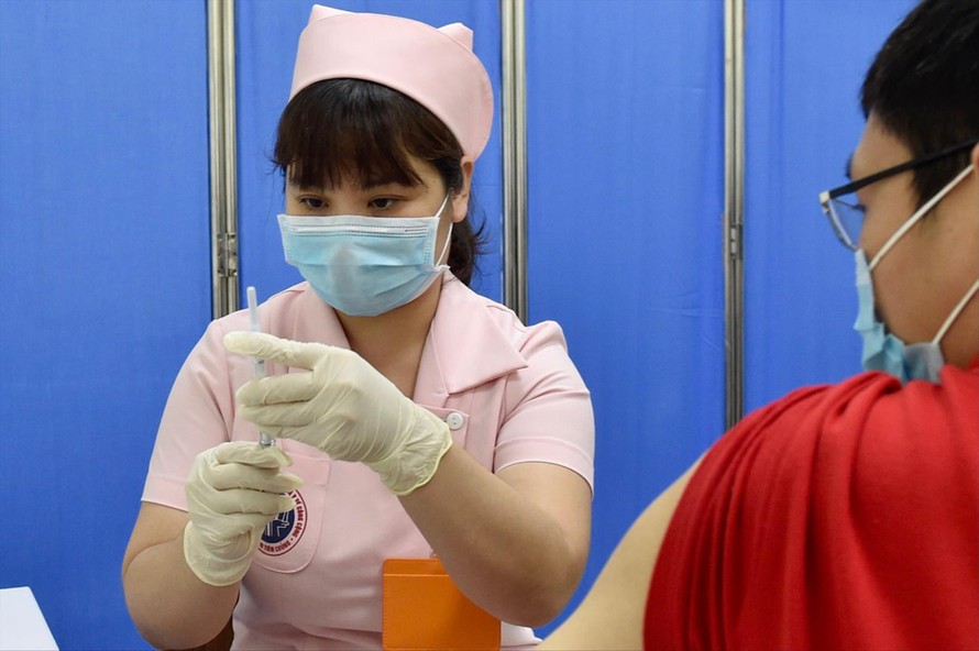 Chuẩn bị tiêm vắc-xin Covivac cho người thử nghiệmẢnh: Như Ý