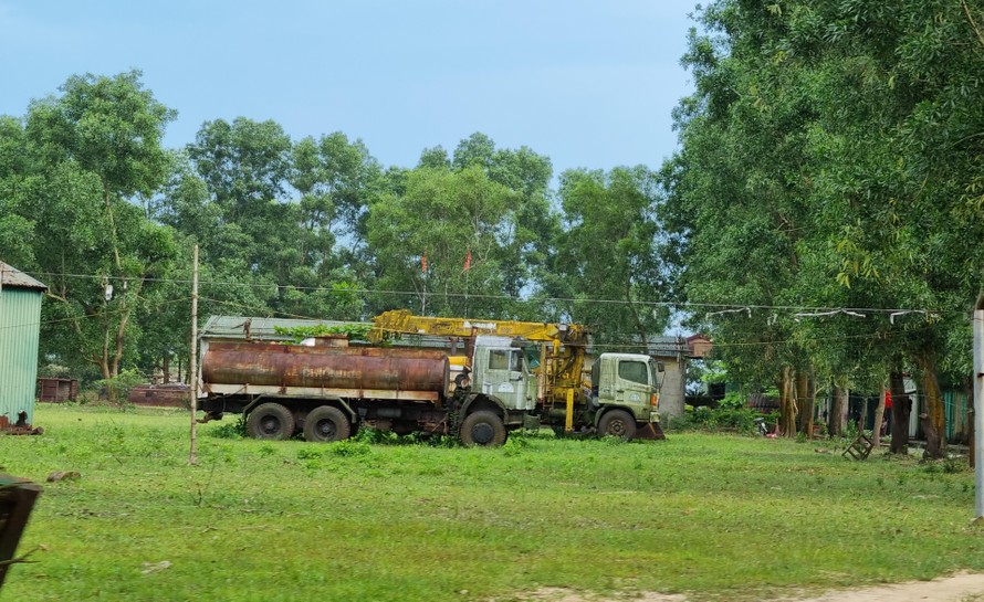 Máy móc của đại dự án phơi sương nhiều năm, bị hư hỏng Ảnh: Quang Long
