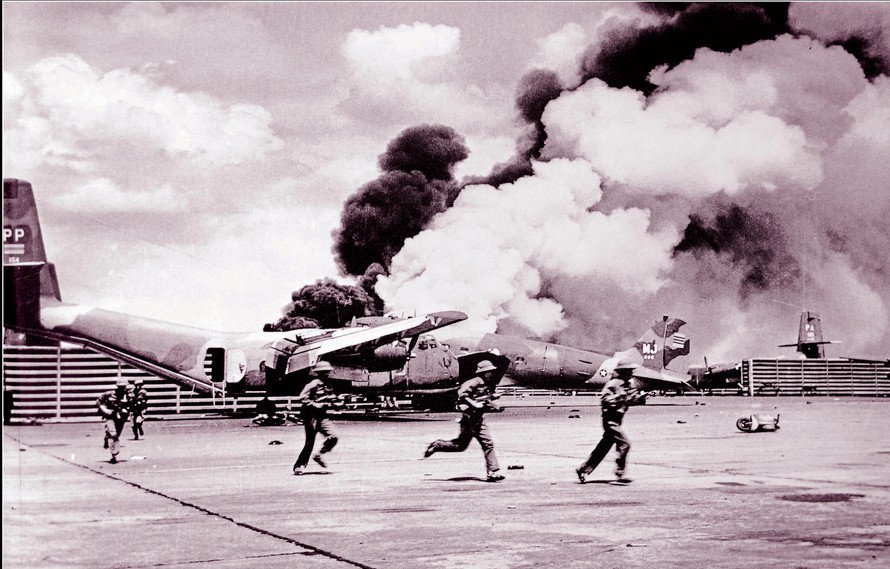 Bộ đội Sư đoàn 10 – Quân đoàn 3 đánh chiếm Sân bay Tân Sơn Nhấtảnh: Đ.Q.Thành