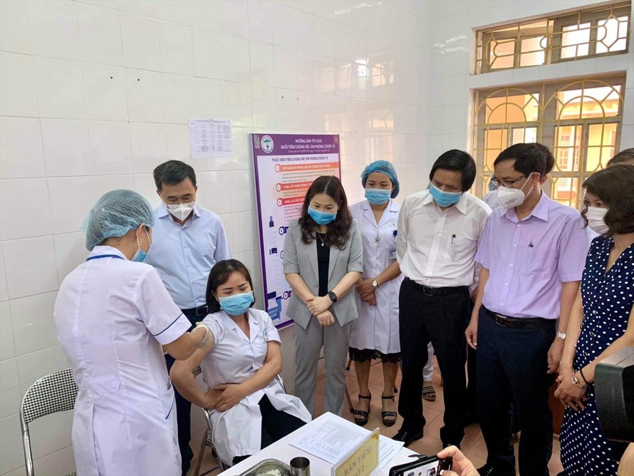 Thứ trưởng Bộ Y tế Trần Văn Thuấn kiểm tra tiêm vắc-xin ngừa COVID-19 tại Yên Bái Ảnh: Tuấn Dũng