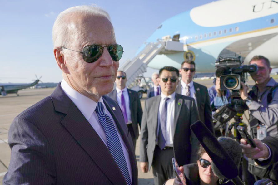 Tổng thống Mỹ Joe Biden phát biểu với báo chí trước khi rời khỏi Anh để sang Brussels Ảnh: AP 