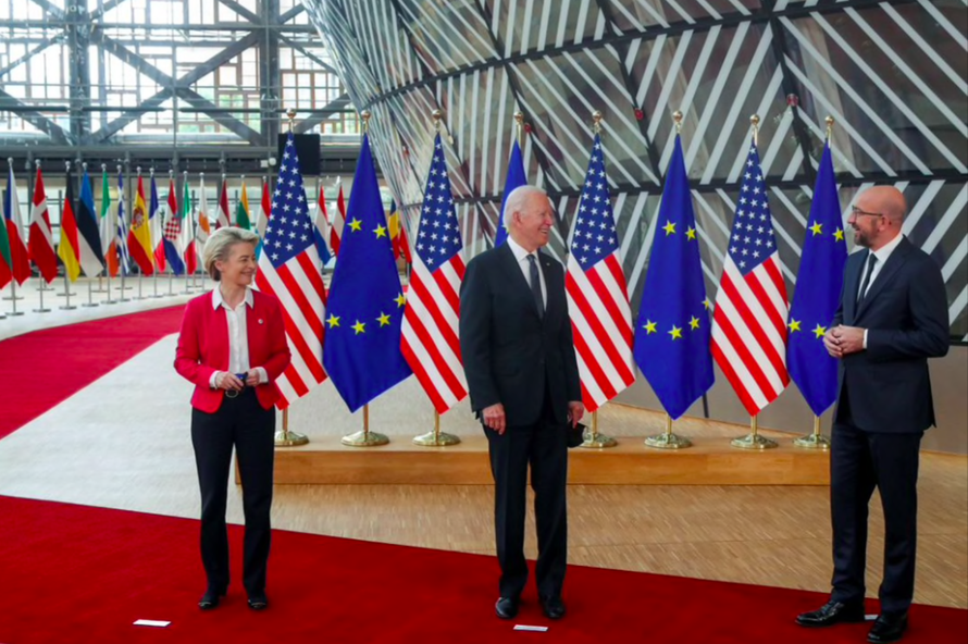 Chủ tịch Ủy ban châu Âu Ursula von der Leyen cùng Tổng thống Mỹ Joe Biden (giữa) và Hội đồng châu Âu Charles Michel chụp ảnh chung trước thượng đỉnh Mỹ - EU ngày 15/6 Ảnh: Reuters 