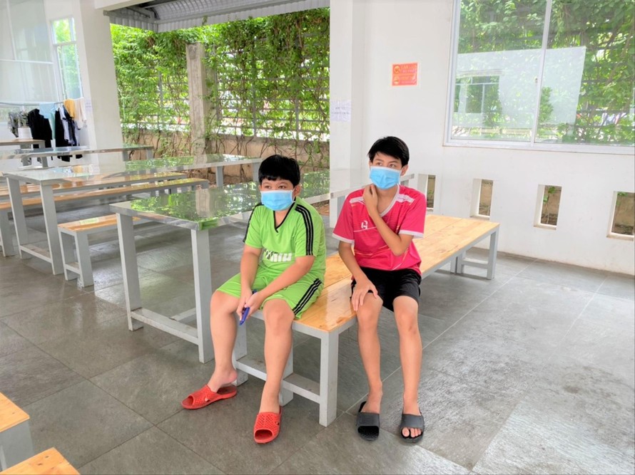 Nguyễn Thành Nhân (phải) và Phạm Tuấn Phát ở cùng mẹ tại Công ty Thiên PhiênẢnh: H.C