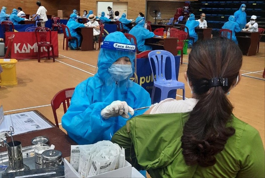 Điều dưỡng Lê Thị Kim Cúc được phân nhiệm vụ tiêm chủng sau khi đăng ký tình nguyện